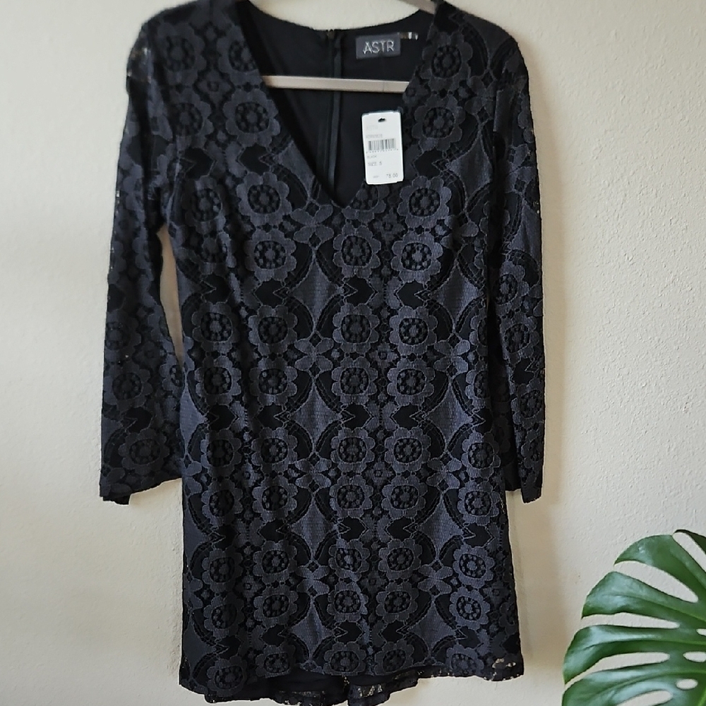 Astr Black Long Sleeve V-Neck Sheath Dress